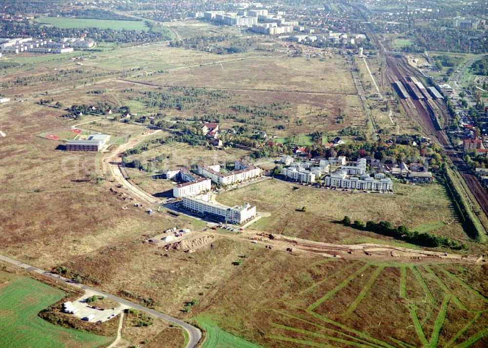 Aerial image Schönefeld, Brandenburg - Land-Art Projekt im Gewerbe- und Wohngebiet Roncasa der HVB Projekt GmbH westlich des S- und Fernbahnhofes Schönefeld.