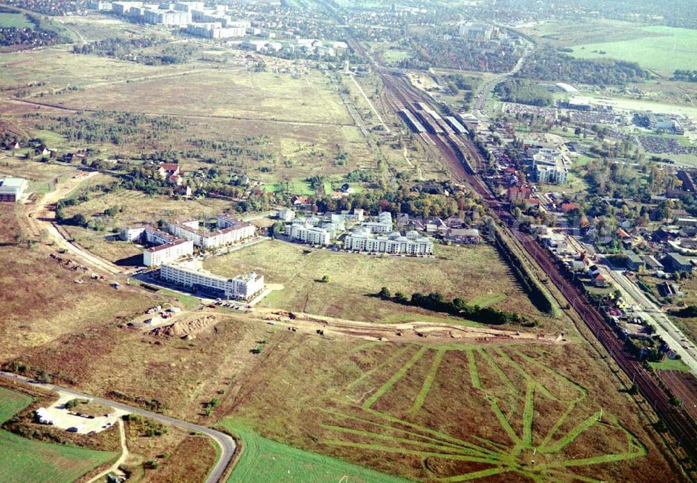 Aerial photograph Schönefeld, Brandenburg - Land-Art Projekt im Gewerbe- und Wohngebiet Roncasa der HVB Projekt GmbH westlich des S- und Fernbahnhofes Schönefeld.