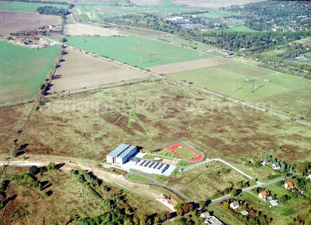 Aerial image Schönefeld, Brandenburg - Land-Art Projekt im Gewerbe- und Wohngebiet Roncasa der HVB Projekt GmbH westlich des S- und Fernbahnhofes Schönefeld.