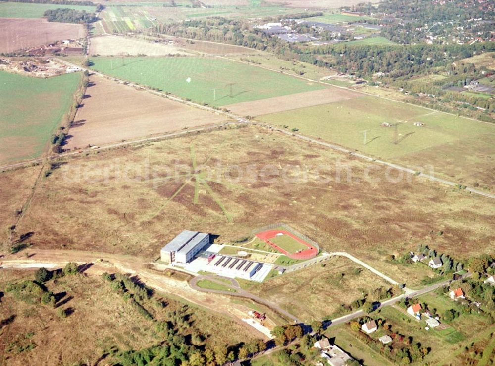 Schönefeld, Brandenburg from the bird's eye view: Land-Art Projekt im Gewerbe- und Wohngebiet Roncasa der HVB Projekt GmbH westlich des S- und Fernbahnhofes Schönefeld.