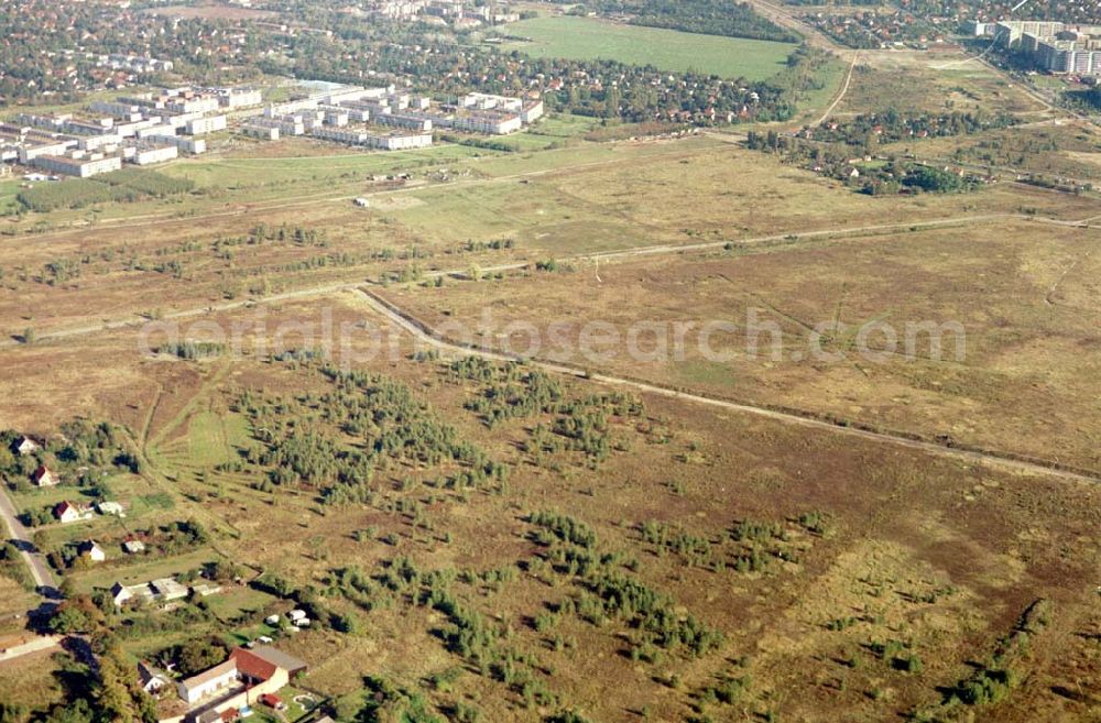 Aerial image Schönefeld, Brandenburg - Land-Art Projekt im Gewerbe- und Wohngebiet Roncasa der HVB Projekt GmbH westlich des S- und Fernbahnhofes Schönefeld.