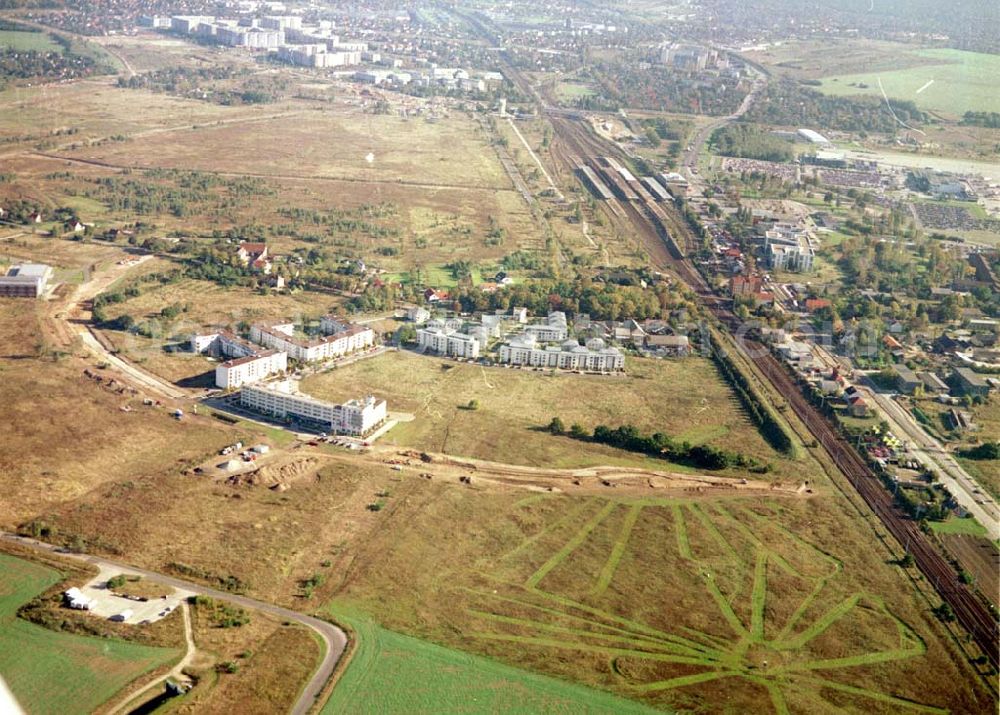 Schönefeld, Brandenburg from above - Land-Art Projekt im Gewerbe- und Wohngebiet Roncasa der HVB Projekt GmbH westlich des S- und Fernbahnhofes Schönefeld.