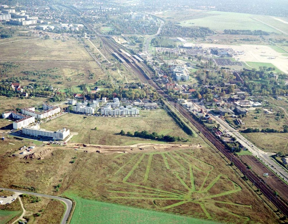 Schönefeld, Brandenburg from the bird's eye view: Land-Art Projekt im Gewerbe- und Wohngebiet Roscasa der HVB Projekt GmbH westlich des S- und Fernbahnhofes Schönefeld.