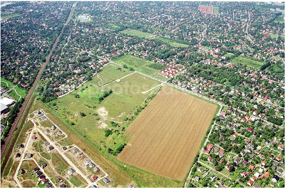 Berlin - Hellersdorf from above - Wohnsiedlungsfläche der DEGEWO für Einfamilienhäuser an der Lansberger Straße / Kaulbachstraße in Mahlsdorf-Nord (Berlin-Hellersdorf).