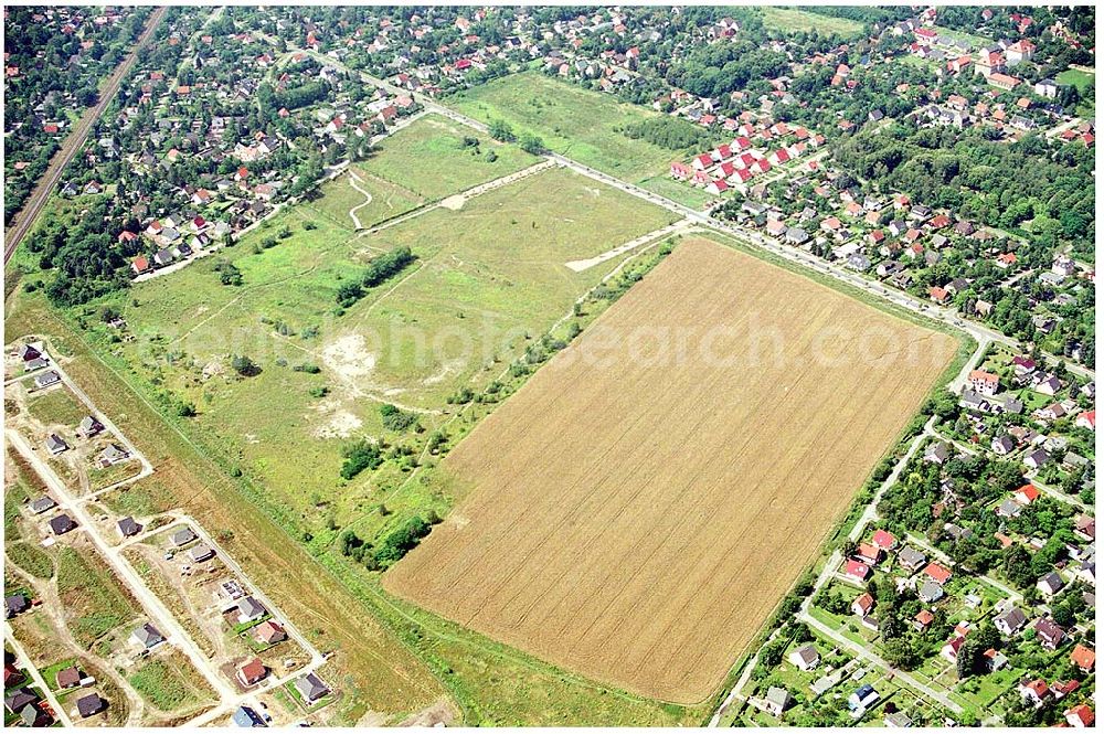 Berlin - Hellersdorf from the bird's eye view: Wohnsiedlungsfläche der DEGEWO für Einfamilienhäuser an der Lansberger Straße / Kaulbachstraße in Mahlsdorf-Nord (Berlin-Hellersdorf).