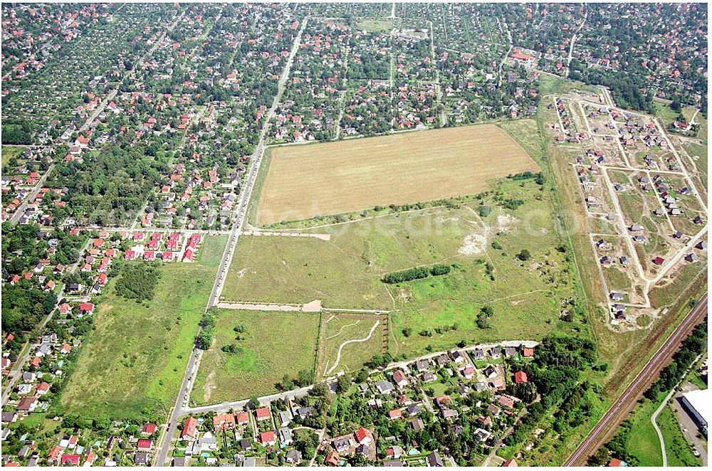 Berlin - Hellersdorf from above - Wohnsiedlungsfläche der DEGEWO für Einfamilienhäuser an der Lansberger Straße / Kaulbachstraße in Mahlsdorf-Nord (Berlin-Hellersdorf).