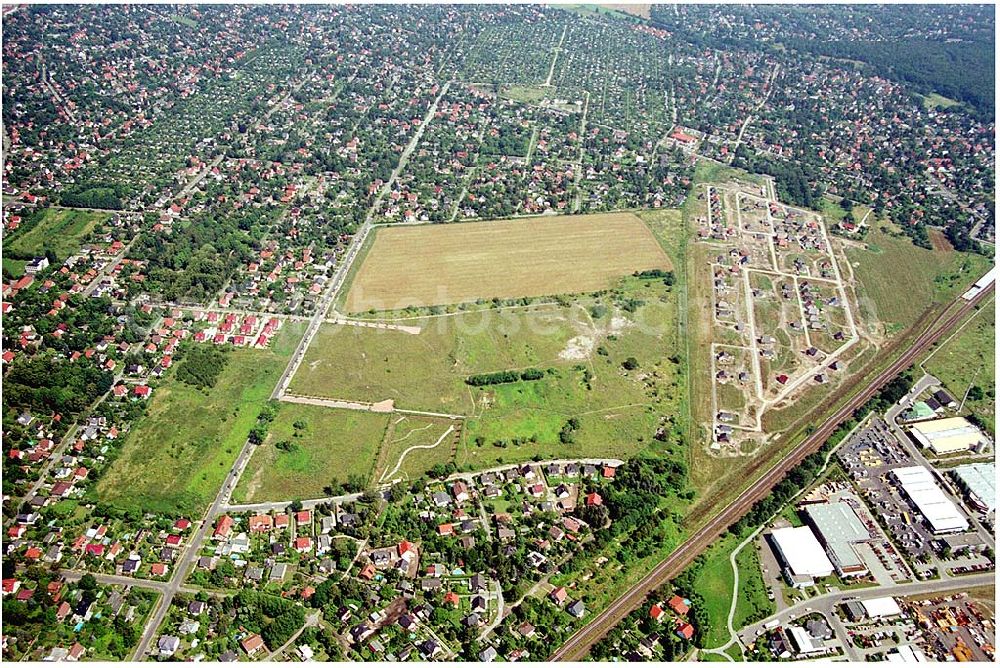 Berlin - Hellersdorf from the bird's eye view: Wohnsiedlungsfläche der DEGEWO für Einfamilienhäuser an der Lansberger Straße / Kaulbachstraße in Mahlsdorf-Nord (Berlin-Hellersdorf).