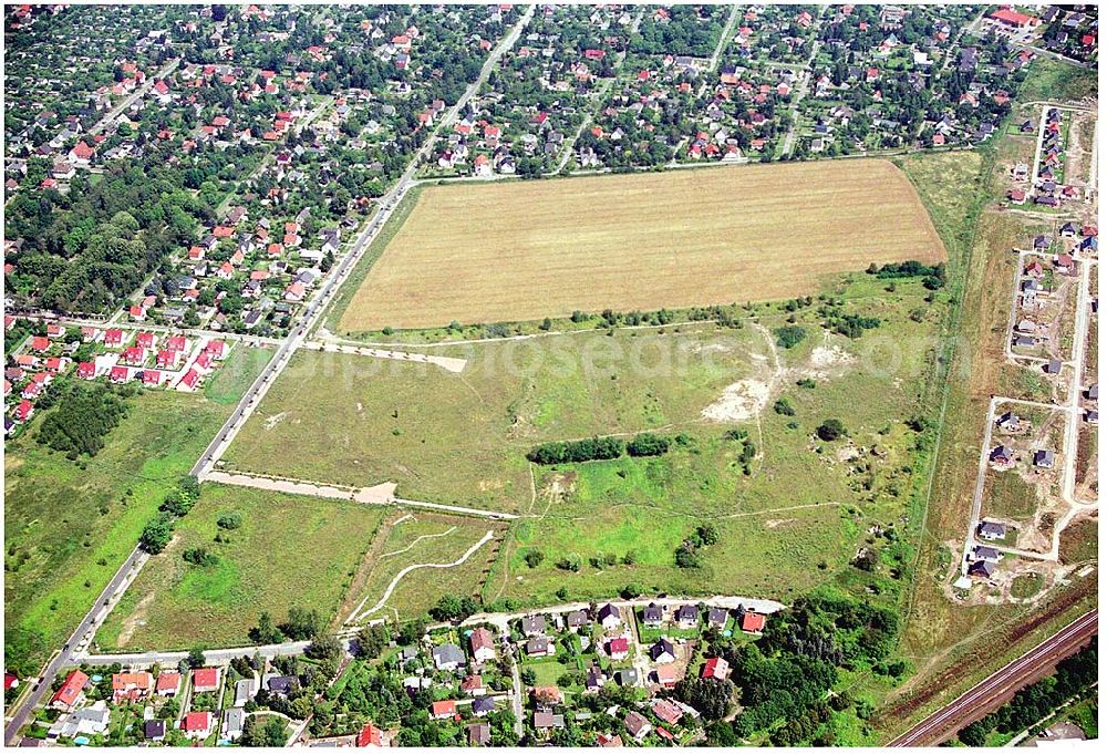 Aerial image Berlin - Hellersdorf - Wohnsiedlungsfläche der DEGEWO für Einfamilienhäuser an der Lansberger Straße / Kaulbachstraße in Mahlsdorf-Nord (Berlin-Hellersdorf).