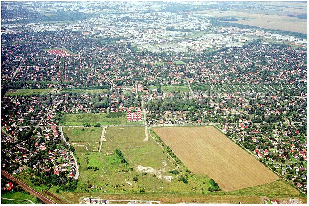 Berlin - Hellersdorf from the bird's eye view: Wohnsiedlungsfläche der DEGEWO für Einfamilienhäuser an der Lansberger Straße / Kaulbachstraße in Mahlsdorf-Nord (Berlin-Hellersdorf).