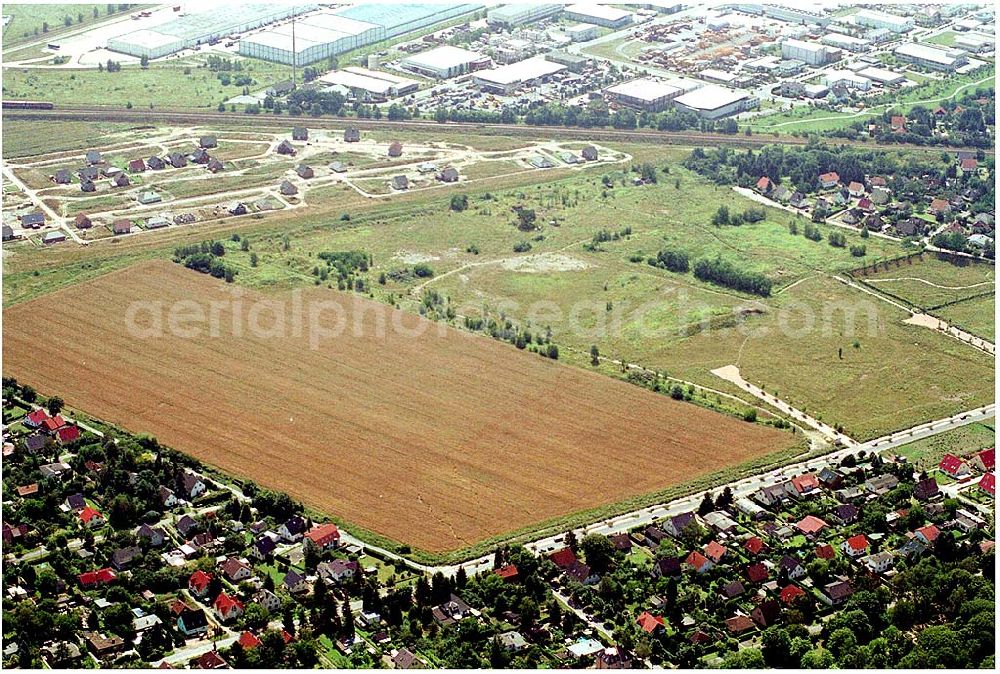 Berlin - Hellersdorf from the bird's eye view: Wohnsiedlungsfläche der DEGEWO für Einfamilienhäuser an der Lansberger Straße / Kaulbachstraße in Mahlsdorf-Nord (Berlin-Hellersdorf).