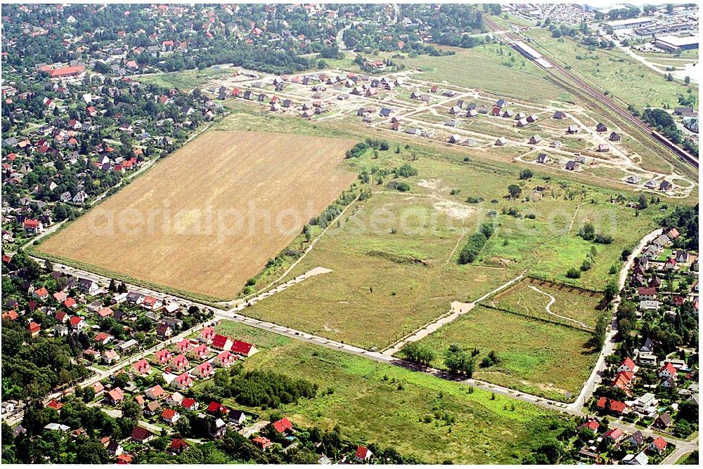 Berlin - Hellersdorf from above - Wohnsiedlungsfläche der DEGEWO für Einfamilienhäuser an der Lansberger Straße / Kaulbachstraße in Mahlsdorf-Nord (Berlin-Hellersdorf).