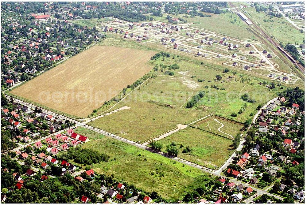 Berlin - Hellersdorf from the bird's eye view: Wohnsiedlungsfläche der DEGEWO für Einfamilienhäuser an der Lansberger Straße / Kaulbachstraße in Mahlsdorf-Nord (Berlin-Hellersdorf).