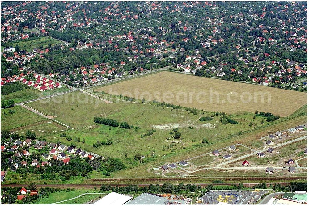 Berlin - Hellersdorf from the bird's eye view: Wohnsiedlungsfläche der DEGEWO für Einfamilienhäuser an der Lansberger Straße / Kaulbachstraße in Mahlsdorf-Nord (Berlin-Hellersdorf).