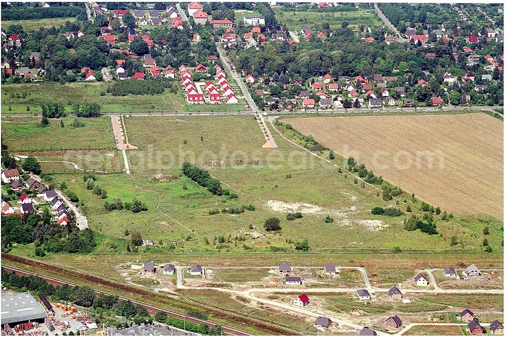 Aerial image Berlin - Hellersdorf - Wohnsiedlungsfläche der DEGEWO für Einfamilienhäuser an der Lansberger Straße / Kaulbachstraße in Mahlsdorf-Nord (Berlin-Hellersdorf).