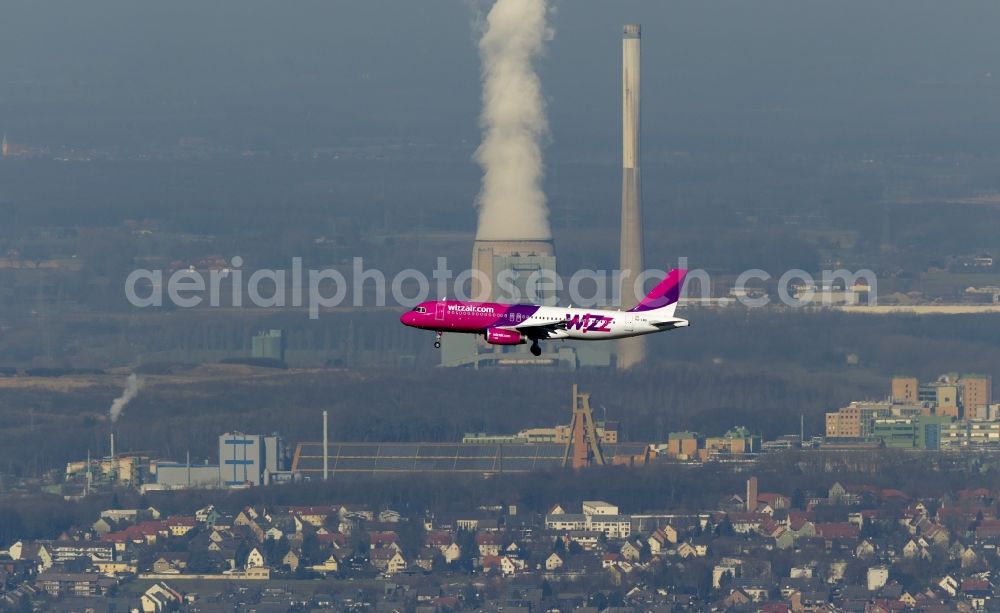 Aerial photograph Dortmund - Landing approach of an Airbus A320 on the runway of the airport Dortmund Wickede in North Rhine-Westphalia. The Wizz Air is a 2004 founded Ukrainian air carriers