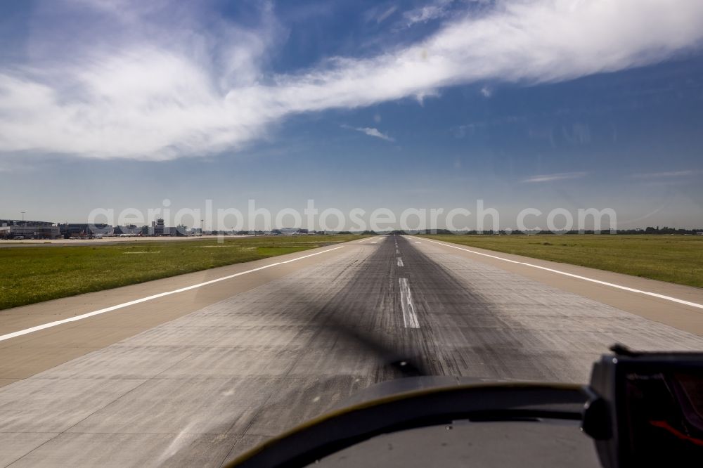 Aerial photograph Düsseldorf - View of Approaching the runway 23l of Dusseldorf International Airport in the state of North Rhine-Westphalia