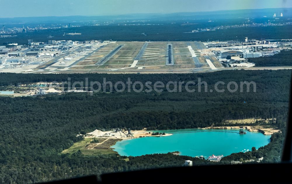 Aerial photograph Frankfurt am Main - Runways with taxiways, hangars and terminals on the airport grounds at runway 07R from the cockpit of a commercial aircraft approaching the Okrifteler Strasse in Frankfurt am Main in the state of Hesse, Germany