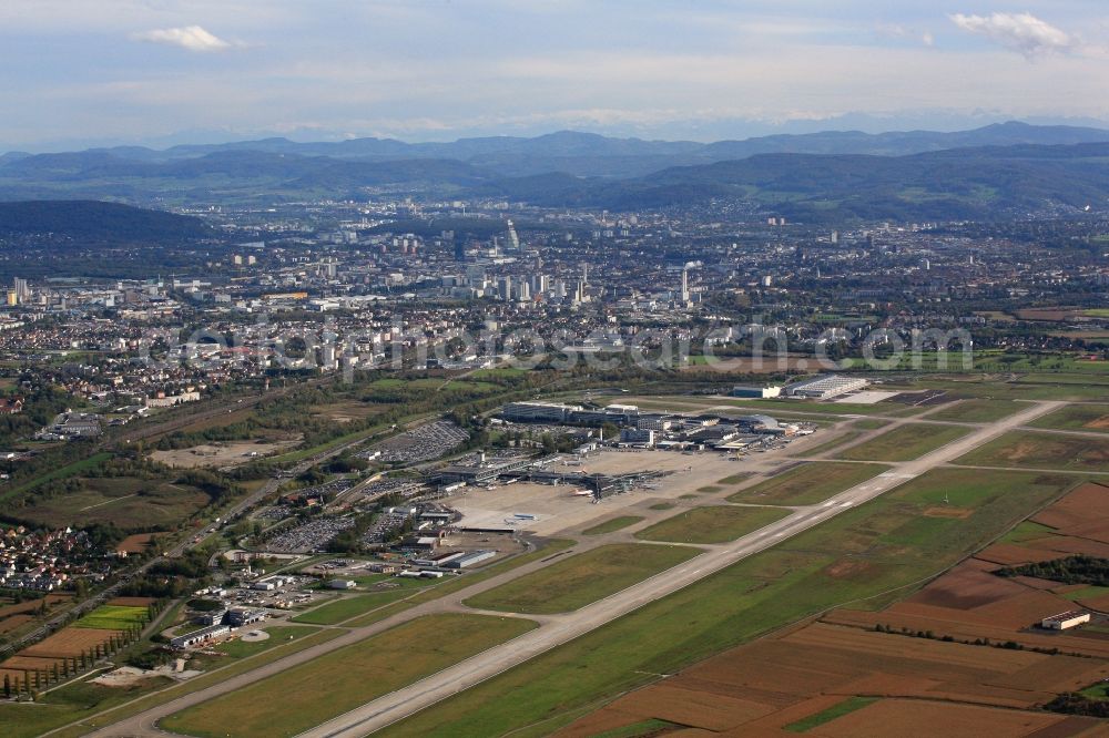 Aerial photograph Basel - Runway and runway at the airport of Euro Airport Basel-Mulhouse-Freiburg, Basel, Switzerland