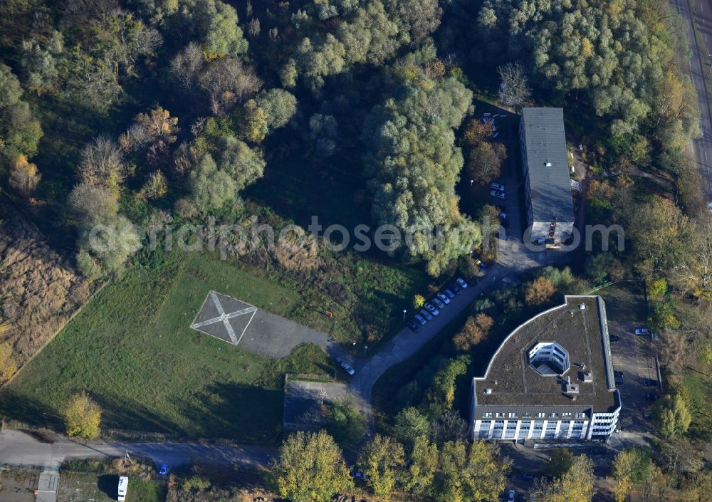 Potsdam from the bird's eye view: Gebäude des Landesamt für Arbeitsschutz am Horstweg in Potsdam im Bundesland Brandenburg. Auf dem Gelände befindet sich ein Hubschrauberlandeplatz der Potsdam-Landesregierung Brandenburg.// Building of the Landesamt für Arbeitsschutz ( State Office for Occupational Health ) on Horstweg in Potsdam in the state of Brandenburg. Situated on the same area is a helipad of the Potsdam - Brandenburg state government.