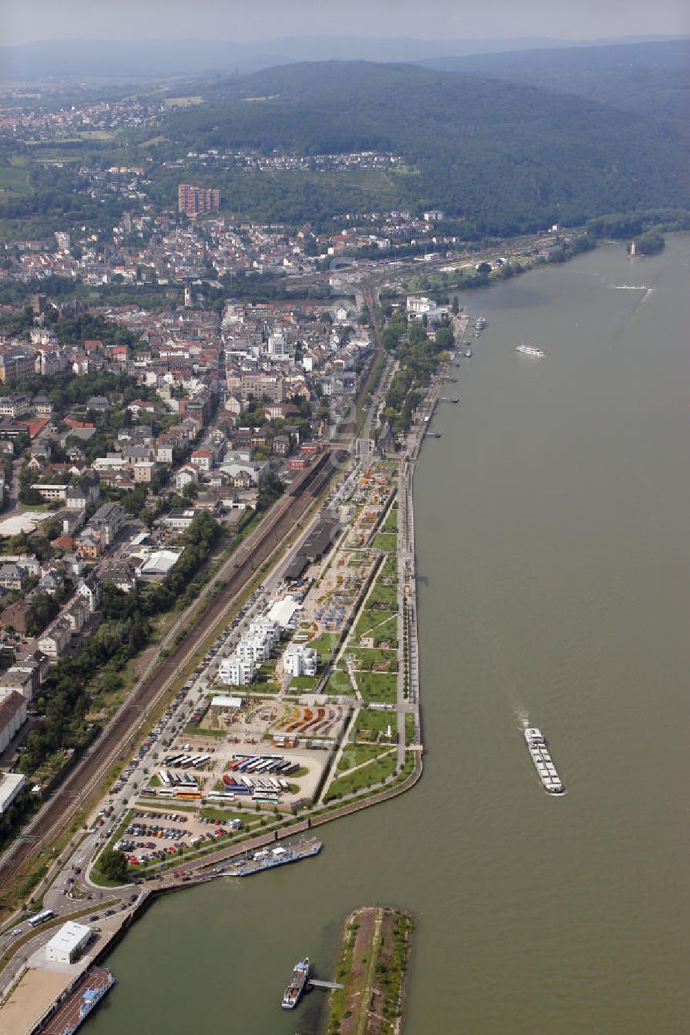 Bingen from the bird's eye view: Blick auf das Gelände der Landesgartenschau in der Stadt Bingen, am Zusammenfluss von Rhein und Nahe. View to the area of the horticultural show in the city Bingen at the confluence of Rhine and Nahe.