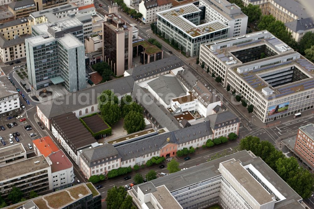 Aerial image Mainz - State museum in the historic city centre of Mainz in the state of Rhineland-Palatinate. The museum and former stables and military base is located on Grosse Bleiche-Street in the city centre, surrounded by office and business buildings