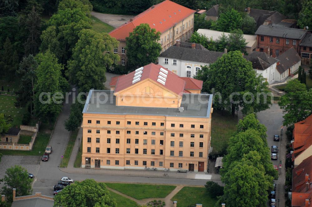 Aerial photograph Neustrelitz - Blick auf das Landestheater Neustrelitz. Der alte Name ist Friedrich-Wolf-Theater. An der Stelle des Theaters befand sich seit 1755 ein auch als Theater genutztes Reithaus, welches im Jahr 1924 durch einen Brand zerstört wurde. Das daraufhin errichtete Gebäude stellte im September 1944 seinen Betrieb ein und wurde durch nach der Zerstörung 1945 wieder aufgebaut und 1954 eröffnet. Kontakt: Theater- und Orchester GmbH Neubrandenburg / Neustrelitz, Friedrich-Ludwig-Jahn-Straße 14, 17235 Neustrelitz, Tel. +49(0)3981 277-0, info@landestheater-mecklenburg.de