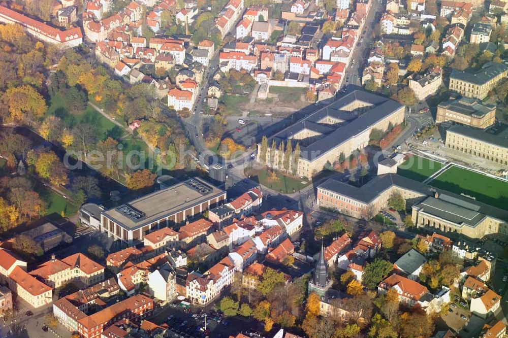 Aerial photograph Weimar - : Blick auf das Weimarer Atrium, das neue Einkaufszentrum. Der grüne Platz davor ist der Weimarplatz und das obere Gebäude ist das Landesverwaltungsamt