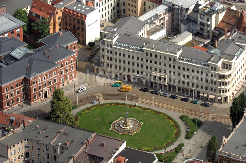 Aerial image Görlitz - Blick auf das Landgericht (links) und ein Bürgerhaus aus dem 19. Jahrhundert am Postplatz in Görlitz. Der Postplatz mit der ihn umgebenden Architektur und dem Zierbrunnen in seiner Mitte (Muschelminna) zählt zu den zentralen Sehenswürdigkeiten der Stadt Görlitz.