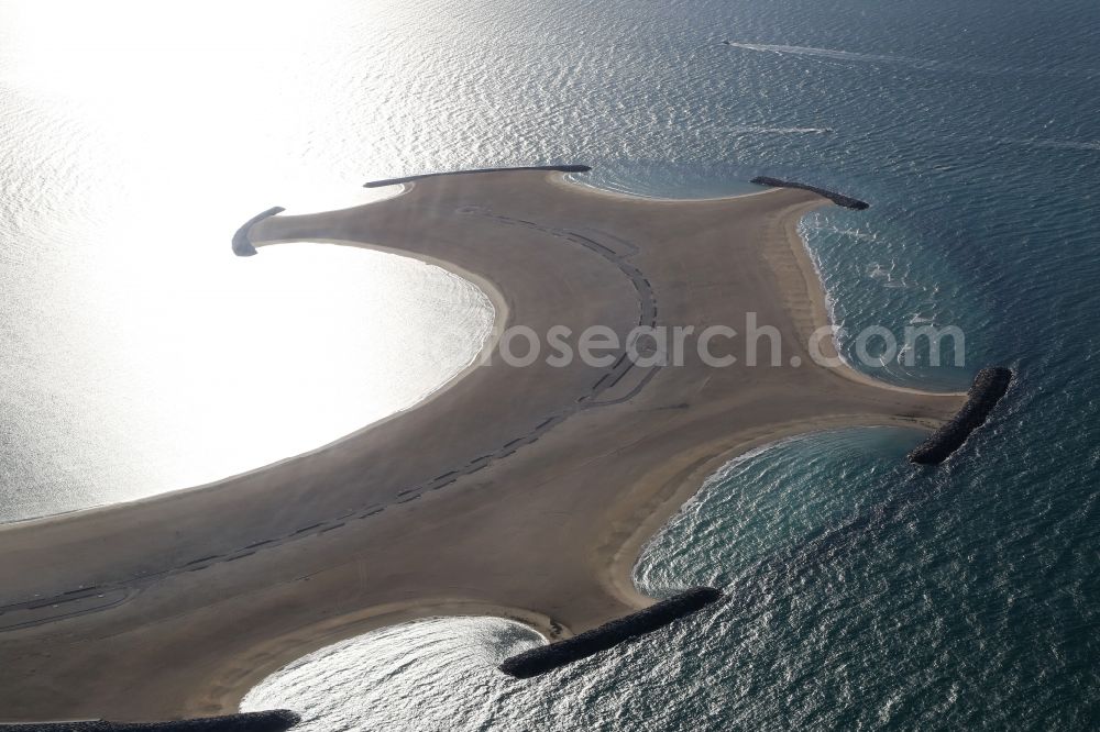 Aerial photograph Dubai - Land reclamation off the coast of Dubai in United Arab Emirates. The artificially reclaimed island in the Gulf of Arabia is opened and until the EXPO 2020 also built with houses