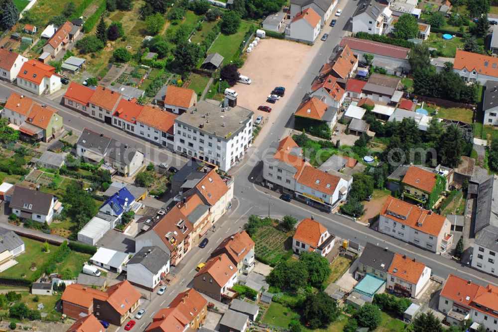 Aerial photograph Homburg - Blick auf die Kreuzung Berliner Str./Dürerstraße in Homburg-Erbach. Erbach ist der größte Stadtteil der Kreisstadt Homburg. Erbach dient als Standort vieler Industrieunternehmen, z.B. Bosch, Michelin, und die Schaeffler Gruppe. Bemerkenswert ist, dass Homburg nur 45.000 Einwohner hat, aber 30.000 Arbeitsplätze, mit Kindern und Rentnern ist die Arbeitslosigkeit so auf rekordverdächtigem Tiefstand. In der Bildmitte ist das Landhaus Roth zu sehen, welches hier schon 1928 stand. Kontakt: Landhaus Roth, Steinbachstr. 92, 66424 Homburg-Erbach, Tel.: 06841/70000.