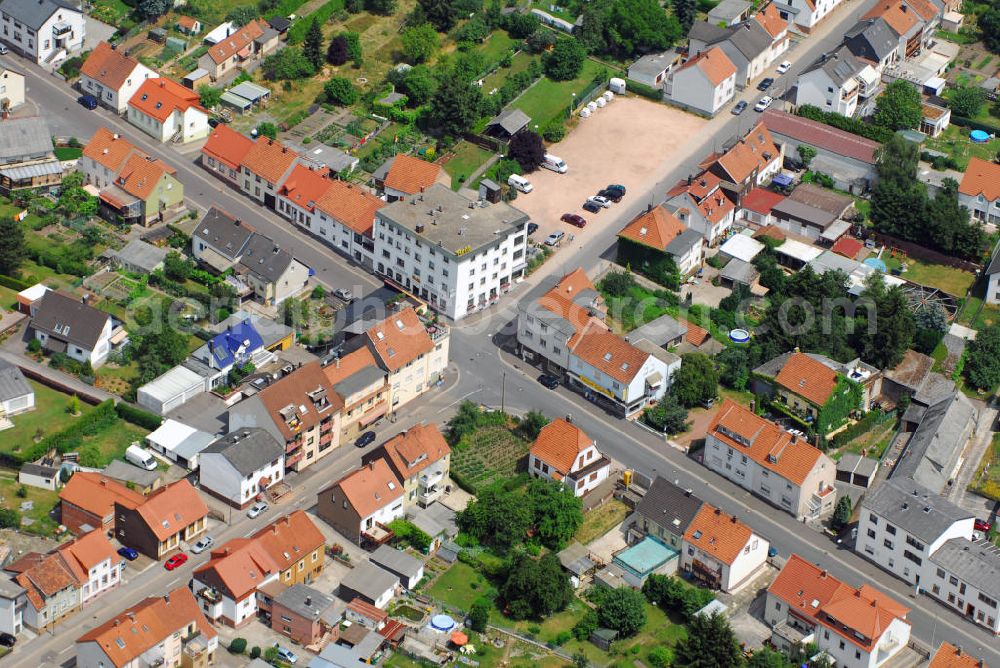 Homburg from above - Blick auf die Kreuzung Berliner Str./Dürerstraße in Homburg-Erbach. Erbach ist der größte Stadtteil der Kreisstadt Homburg. Erbach dient als Standort vieler Industrieunternehmen, z.B. Bosch, Michelin, und die Schaeffler Gruppe. Bemerkenswert ist, dass Homburg nur 45.000 Einwohner hat, aber 30.000 Arbeitsplätze, mit Kindern und Rentnern ist die Arbeitslosigkeit so auf rekordverdächtigem Tiefstand. In der Bildmitte ist das Landhaus Roth zu sehen, welches hier schon 1928 stand. Kontakt: Landhaus Roth, Steinbachstr. 92, 66424 Homburg-Erbach, Tel.: 06841/70000.