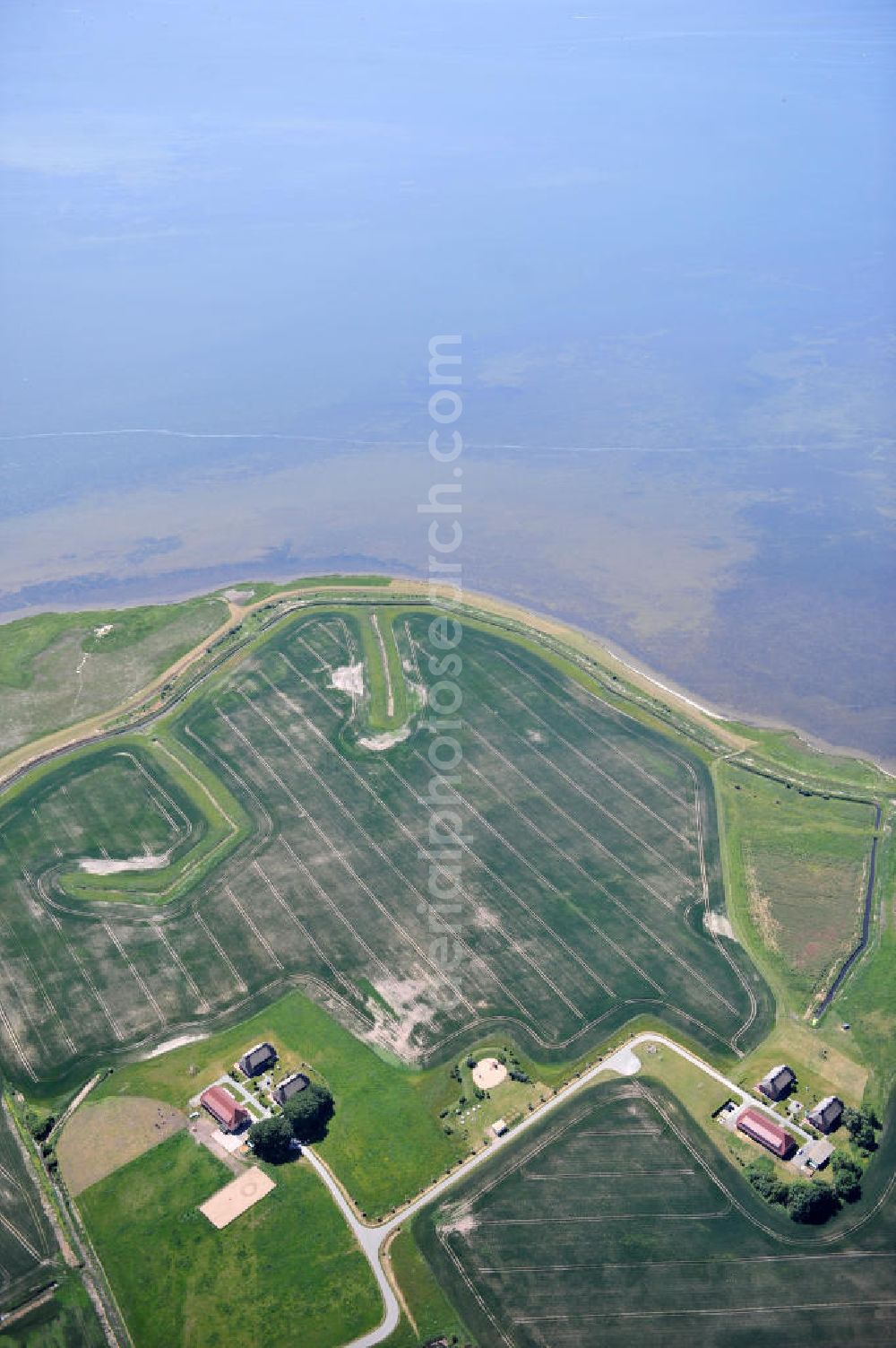 Aerial image Lieschow - Landhotel & Restaurant Kiebitzort im Nationalpark Vorpommersche Boddenlandschaft in Lieschow auf der Insel Rügen direkt am Kubitzer Bodden in Mecklenburg-Vorpommern. Country hotel and restaurant Kiebitzort in the national park in Lischow at the Rugia island in Mecklenburg-Western Pomerania.