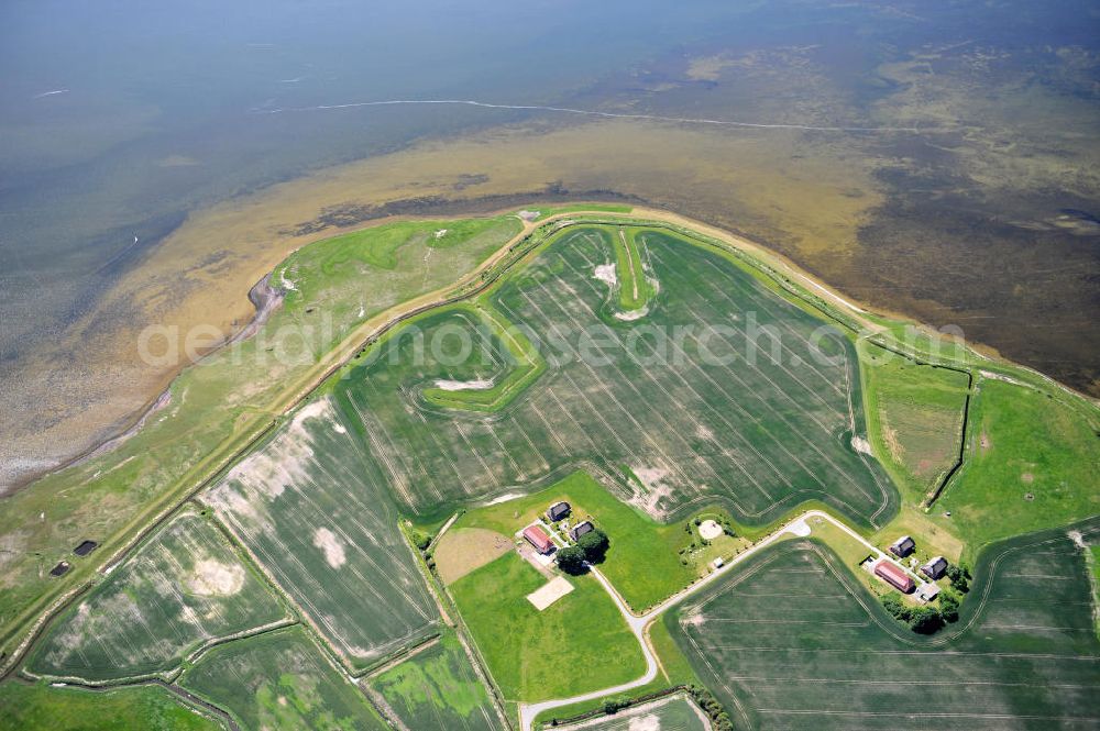 Aerial photograph Lieschow - Landhotel & Restaurant Kiebitzort im Nationalpark Vorpommersche Boddenlandschaft in Lieschow auf der Insel Rügen direkt am Kubitzer Bodden in Mecklenburg-Vorpommern. Country hotel and restaurant Kiebitzort in the national park in Lischow at the Rugia island in Mecklenburg-Western Pomerania.