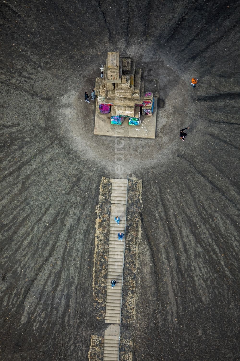 Gelsenkirchen from the bird's eye view: Landmark Himmelstreppe the artist Herman Prigann on a former slag heap in Gelsenkirchen in North Rhine-Westphalia