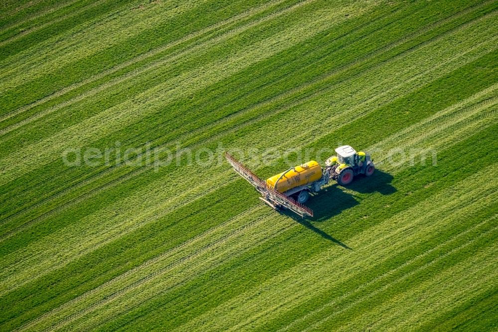 Aerial photograph Dorsten - Farm equipment used for fertilizing fields in the district Holsterhausen in Dorsten in the state North Rhine-Westphalia