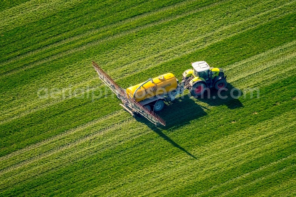 Dorsten from above - Farm equipment used for fertilizing fields in the district Holsterhausen in Dorsten in the state North Rhine-Westphalia