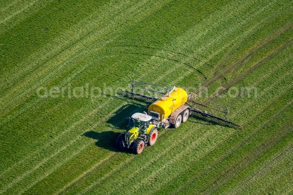 Aerial photograph Dorsten - Farm equipment used for fertilizing fields in the district Holsterhausen in Dorsten in the state North Rhine-Westphalia