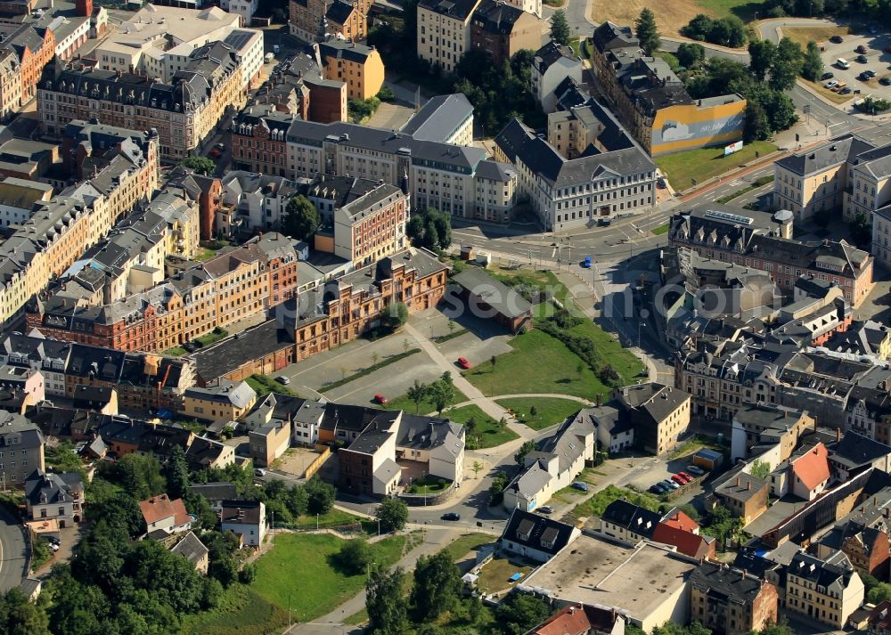 Greiz from the bird's eye view: In the center of Greiz in Thuringia in the area Marstallstrasse, Mollberg road, Dr.-Rathenau-Platz and August-Bebel street apartment buildings from the period of the townscape. Exceptional is the construction of today's district office with its classical appearance