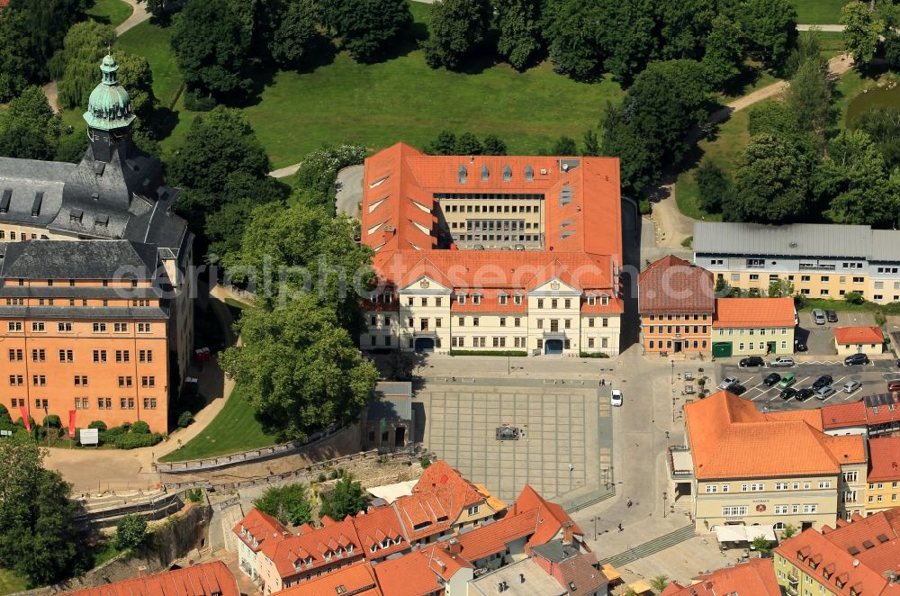 Sondershausen from the bird's eye view: On the market of Sondershausen in Thuringia directly next to the castle Sondershausen is the District Office of Kyffhaeuserkreis. As the official residence of Prince historic house with modern extensions used. The Prince House is one of the attractions in the old town of Sondershausen