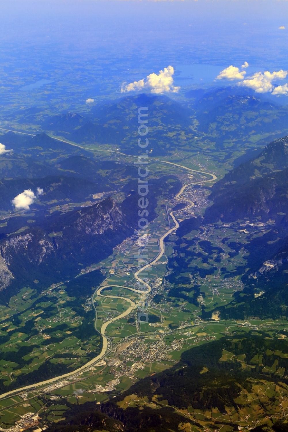 Wörgl from the bird's eye view: Landscape in the Austrian Alps with lanes of the motorway- route Inntal-Autobahn in the narrow valley between Woergl and Kufstein in Tirol, Austria