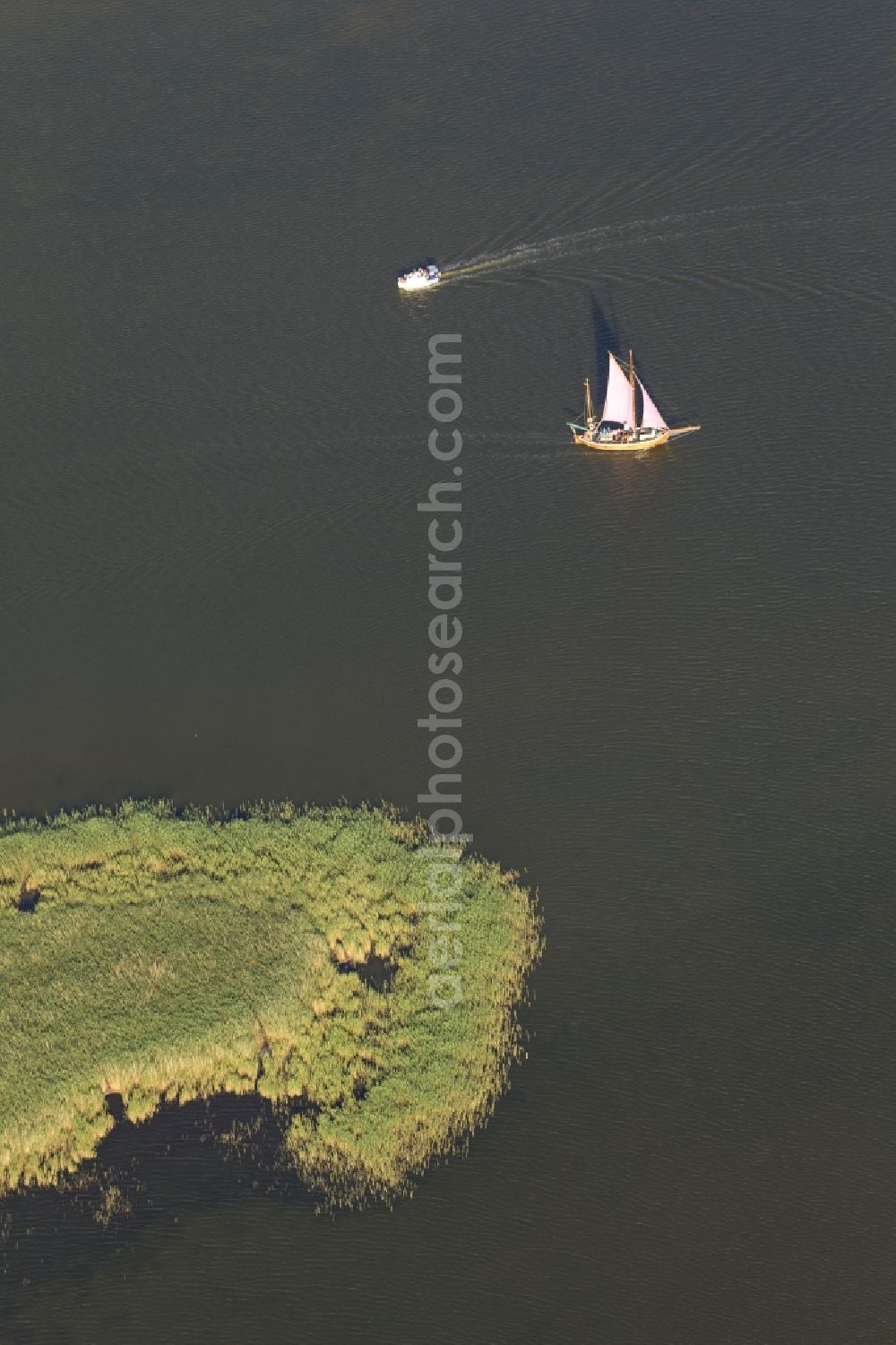 Aerial photograph Zingst - Barth Bodden landscape of the island and one of the Big Kirr flatboat / sailboat in Zingst in Mecklenburg-Western Pomerania