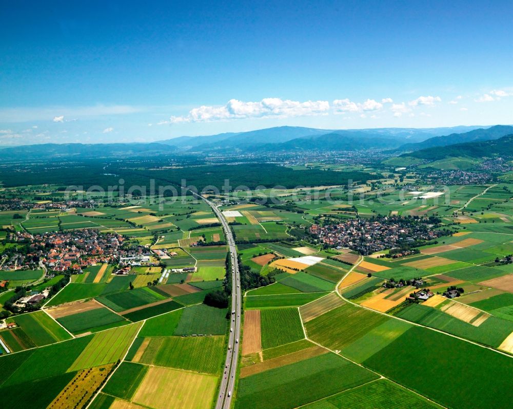 Schallstadt from the bird's eye view: Landscape at the Mengen part of Schallstadt in the state of Baden-Wuerttemberg. The Autobahn (federal motorway) A5 (E35) crosses the landscape in a long curve towards the north. Mengen is located East of the road, Munzingen is in the West. The landscape is characterised by fields and agriculture