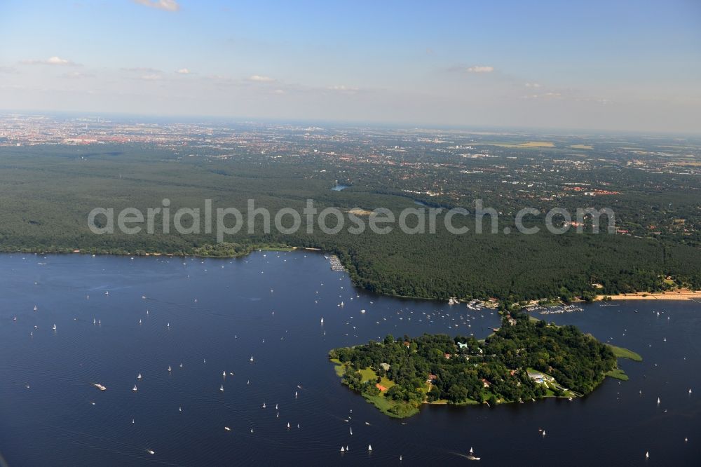 Aerial photograph Berlin - Landscape along the river banks of the Wannsee Grunewald in the district of Charlottenburg-Wilmersdorf in Berlin. Also pictured the island Schwanenwerder