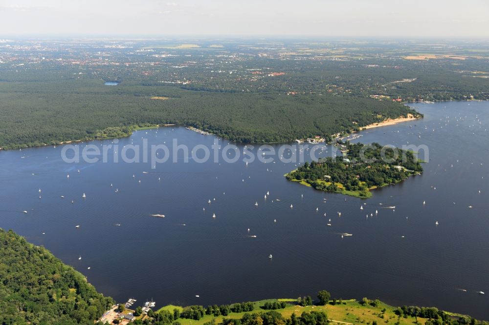 Aerial photograph Berlin - Landscape along the river banks of the Wannsee Grunewald in the district of Charlottenburg-Wilmersdorf in Berlin. Also pictured the island Schwanenwerder