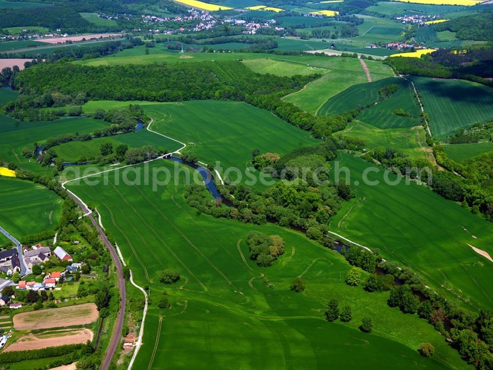 Crossen an der Elster from the bird's eye view: Landscape around the river Weisse Elster (White Elster) near the Ahlendorf part of Crossen in the state of Thuringia. The river takes its course in a broad valley between meadows and trees in the East of Ahlendorf which is located right on the little Floszgraben creek. Wetterzeube in the state of Saxony-Anhalt is located in the background