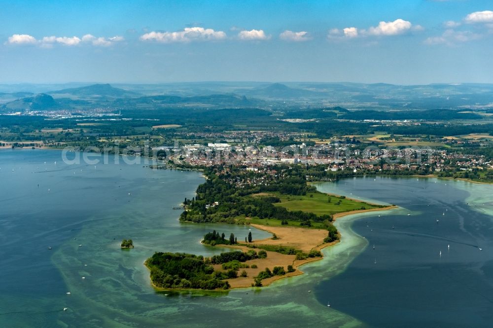 Radolfzell am Bodensee from the bird's eye view: Village on the banks of the area lake in in Radolfzell am Bodensee in the state Baden-Wuerttemberg, Germany