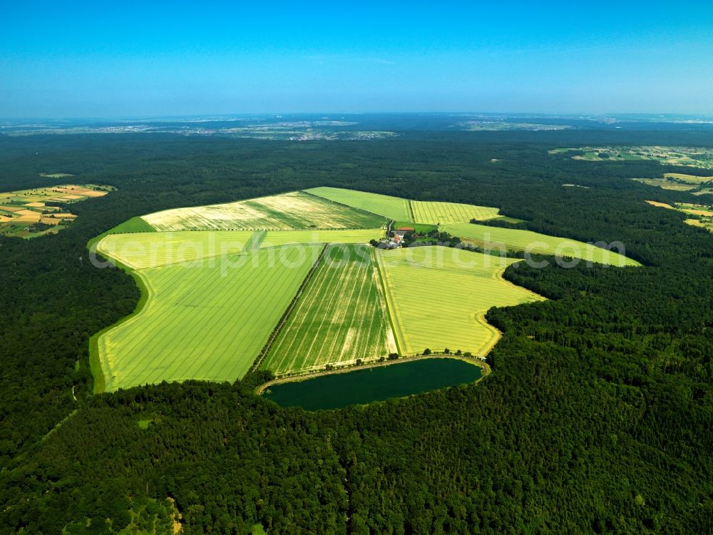 Aerial image Kirchentellinsfurt - Landscape in the North of Kirchentellinsfurt in the state of Baden-Wuerttemberg. Several fields and a water pool are surrounded by forest. They belong to the farm in the background