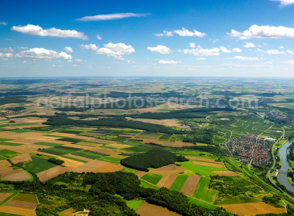 Aerial image Sommerhausen - Landscape and course of the river Main in Sommerhausen in the state of Bavaria. Winterhausen is located on the left riverbank and Sommerhausen on the right. View from the North over the agriculturally informed region of the county district of Wuerzburg