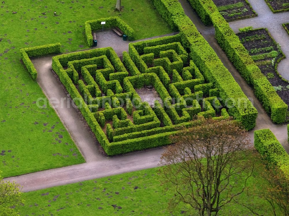 Gelsenkirchen from above - Labyrinth - maze in the park of the castle mountain in Gelsenkirchen in North Rhine-Westphalia