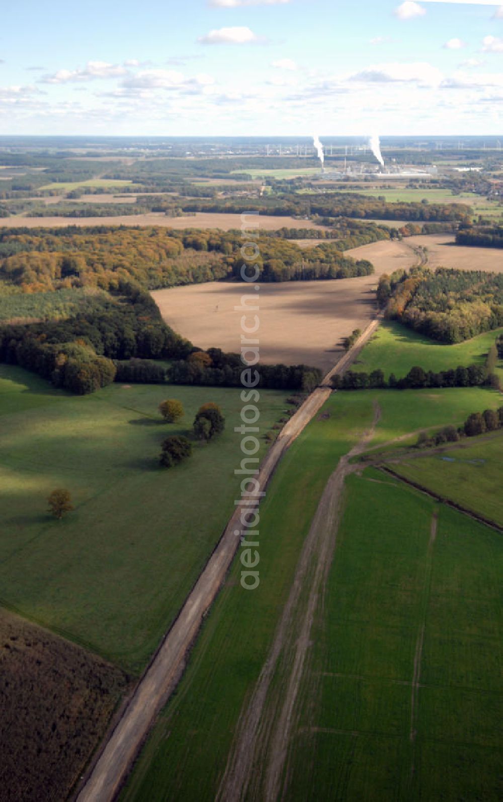 Pritzwalk from the bird's eye view: Blick auf die Landschaft entlang der Strasse zwischen Pritzwalk und Wittstock/Dosse. Bekannt ist die Gegend um Heiligengrabe für das Psychedelic Circus Open Air Festival Indian Spirit.